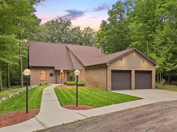 8423 S Harnden Dr, Fremont, MI 49412