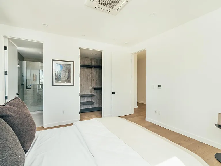 2846 Alsace Ave — Photo 6