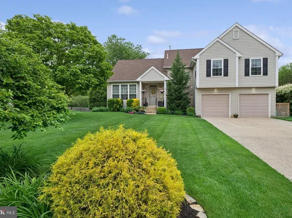 13 Warrington Ct, Mount Laurel, NJ 08054