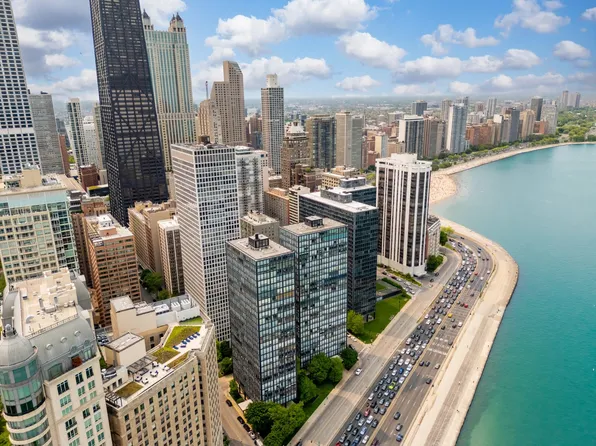 201 E Chestnut St, Chicago, IL