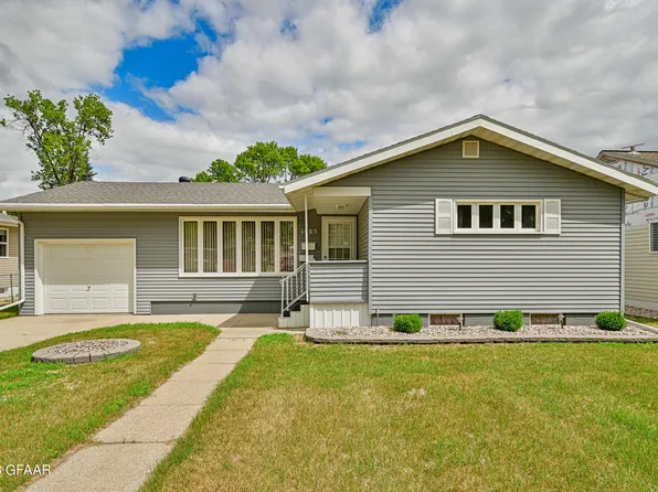 1005 6th St SE, East Grand Forks, MN 56721