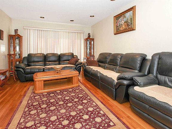 3rd image of 33 Spencer Dr