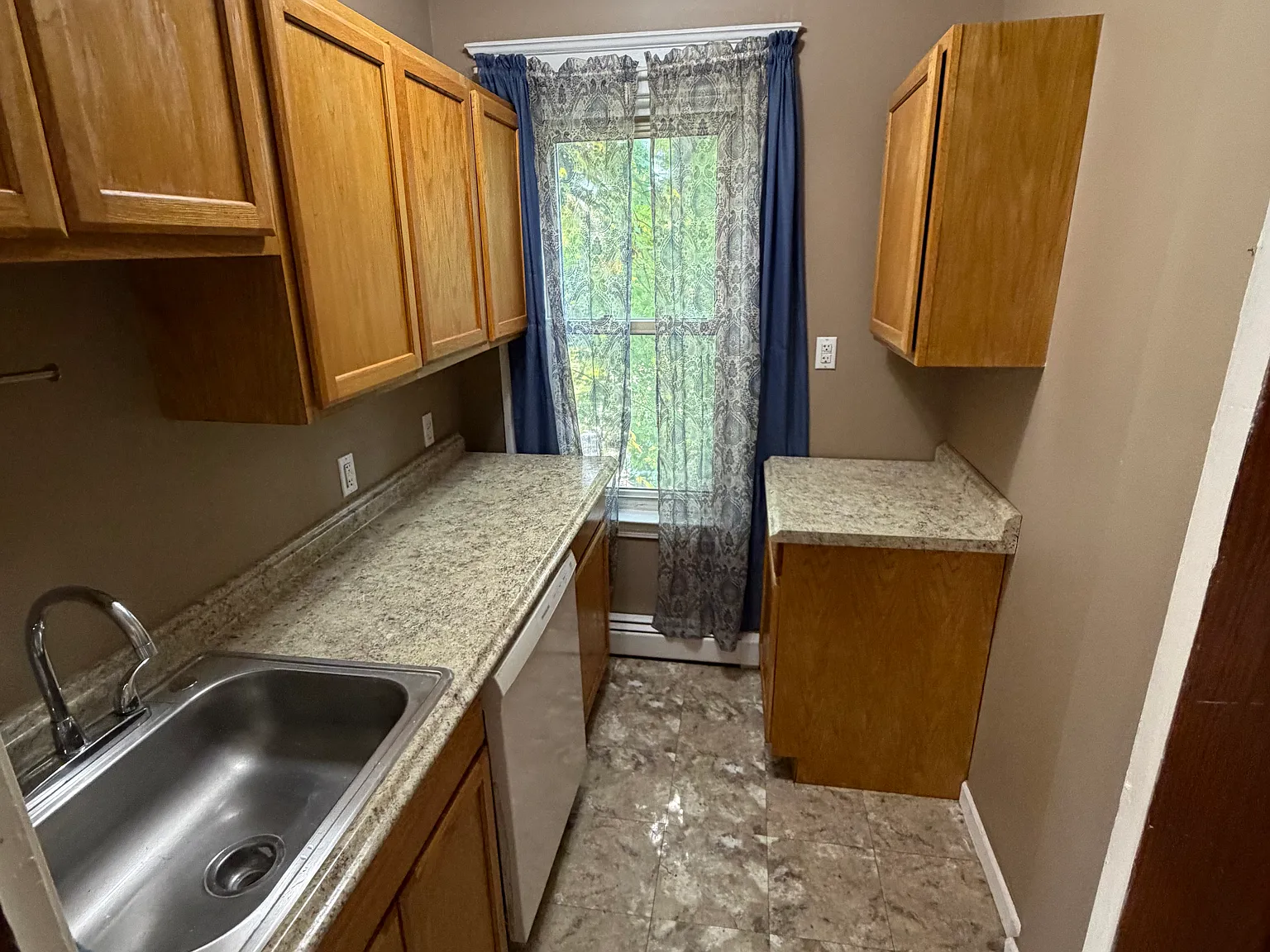 2 bed, 900 sqft, $1,600 — Photo 4