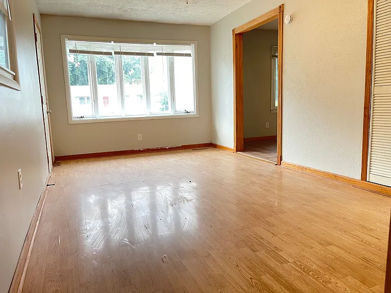 10909 Leavenworth St — Photo 13