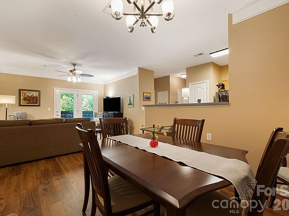 2nd image of 111 Appeldoorn Cir