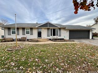811 Los Arboles Dr, Wolverine Lake, MI 48390