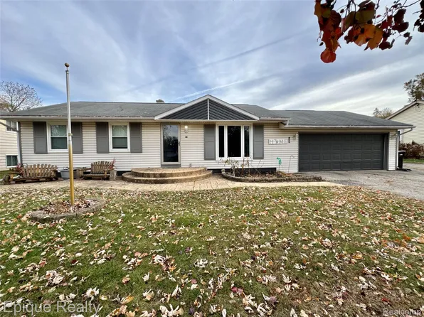 811 Los Arboles Dr, Wolverine Lake, MI 48390