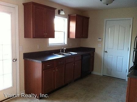 4th image of 829 Leigh Ann Dr