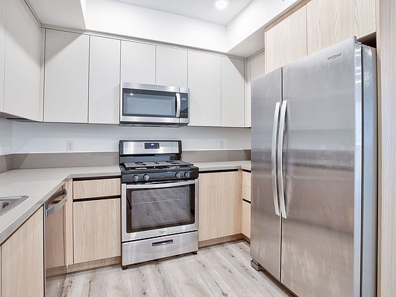5th image of 14748 Victory Blvd #301