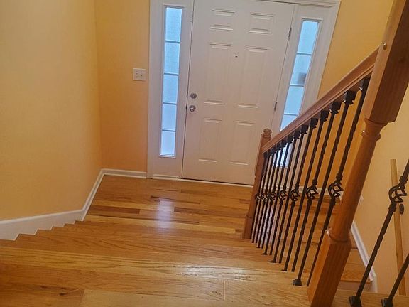 2nd image of 985 Silty Dr Room 2