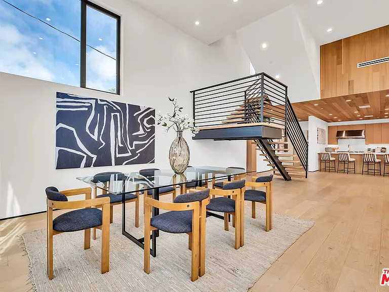 611 Broadway St — Photo 13