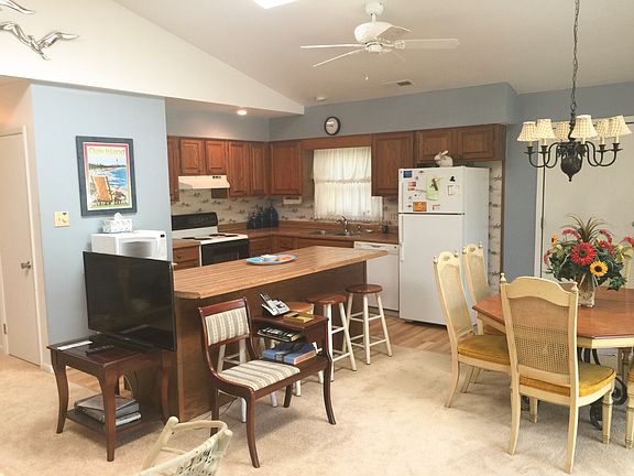 2nd image of 222 NE 50th St