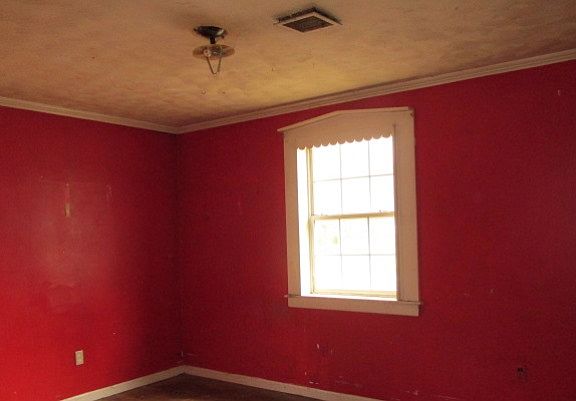 5th image of 594 Burlington Cir