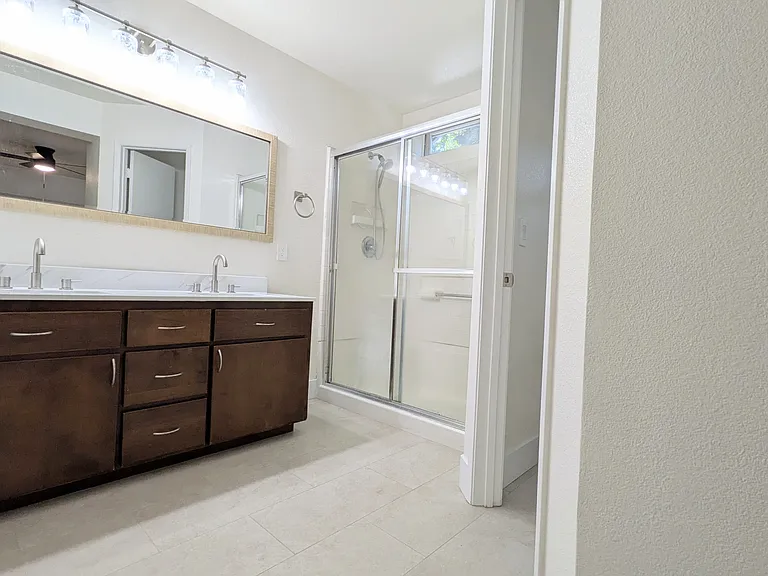 604 Pemberton Ln — Photo 8