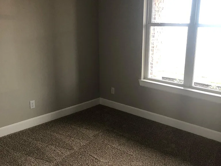 1742 Sina Ave — Photo 5