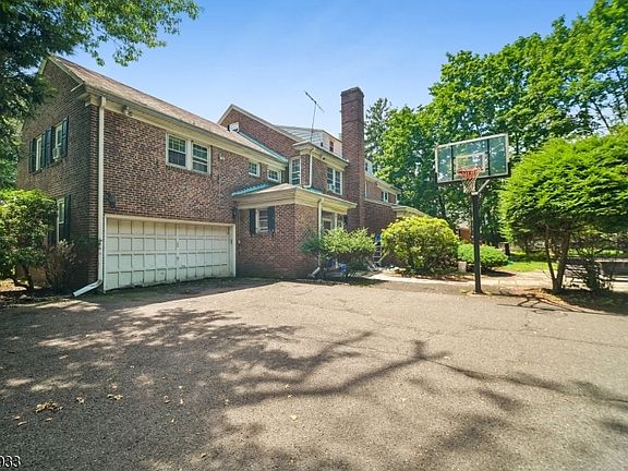 3rd image of 231 Exeter Way