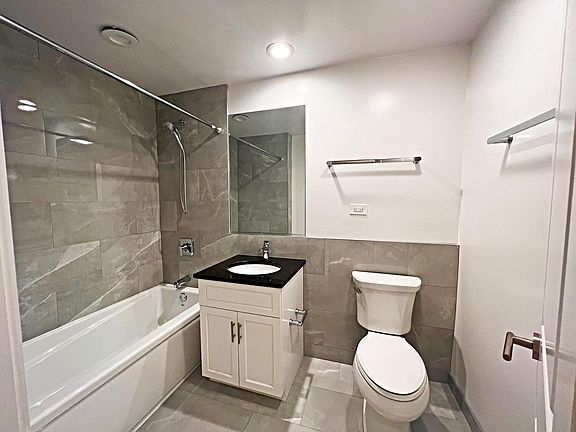 5th image of 732 W Grace North Broadway #1W