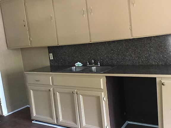 3rd image of 4868 Glen Oaks Dr