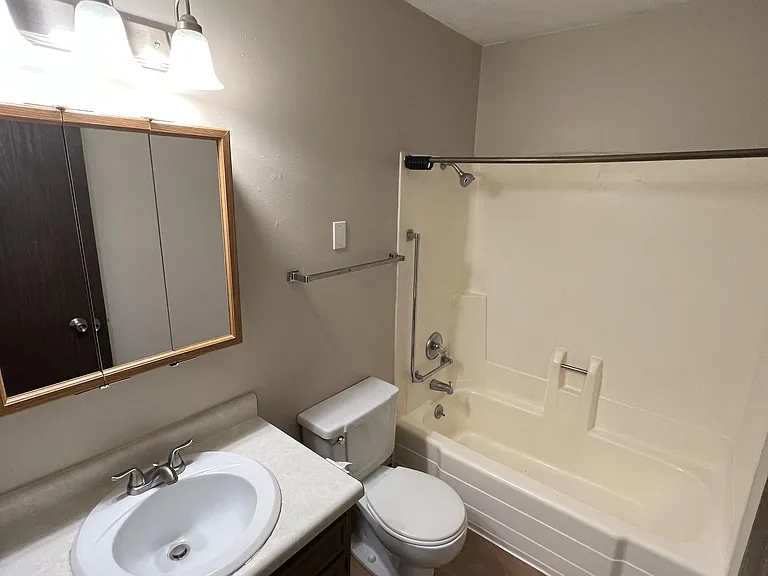 300 N 6th St #6 — Photo 3