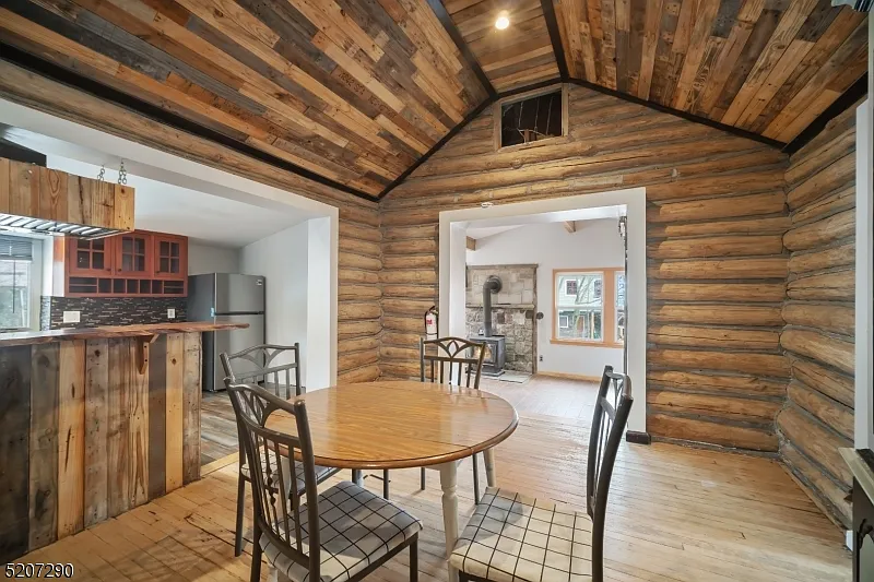 2 bed, 1.0 bath, $2,650 — Photo 4