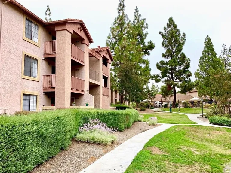 Alta Carmel Ct — Photo 23