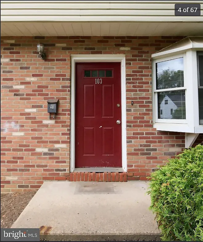 3 bed, 1.5 bath, 2400 sqft, $2,550 — Photo 1