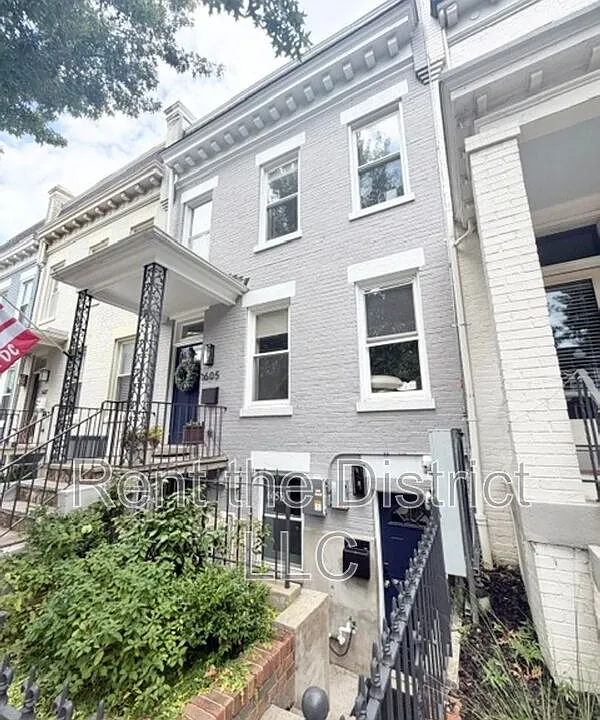 605B Kenyon St NW