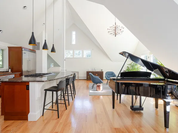 72 Ledge Rd, Jamestown, RI 02835