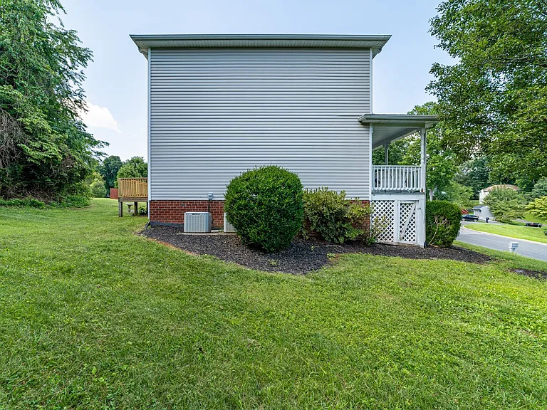 72 Viking Dr — Photo 8