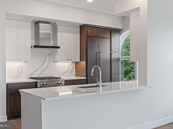 3rd image of 625 Slaters Ln APT 403