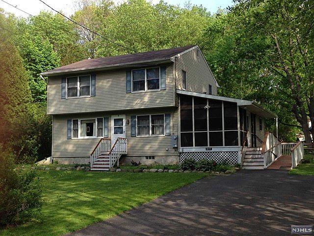 1st image of 704 Willow Dr