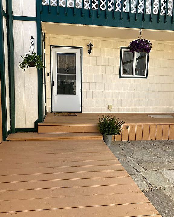 Courtyard to front door