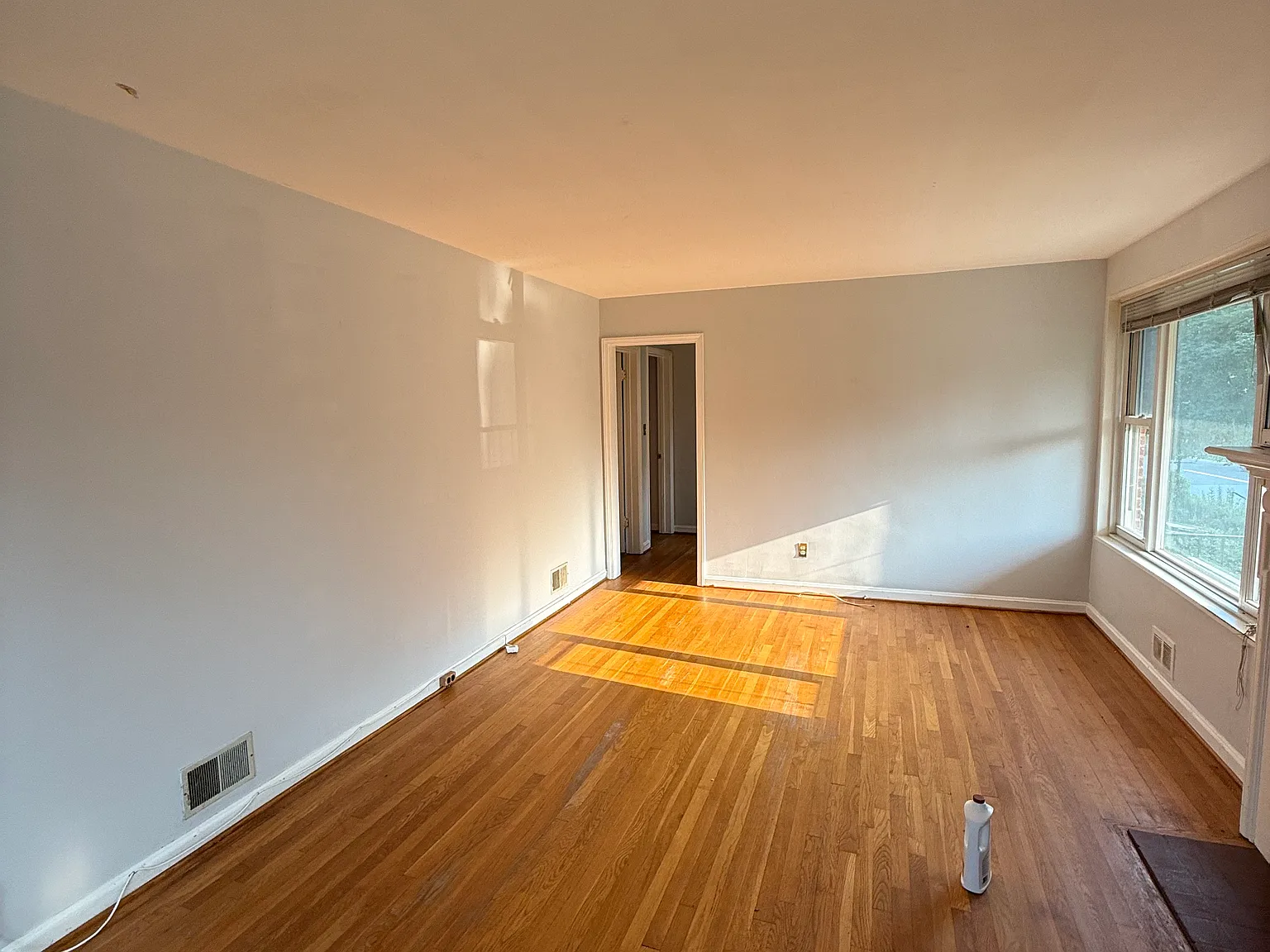 5 bed 2 bath house in Garret Park — Photo 2