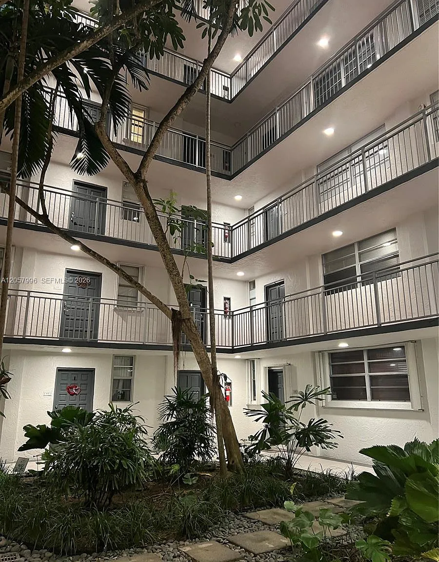 Nirvana Condo No One Cond — Photo 1