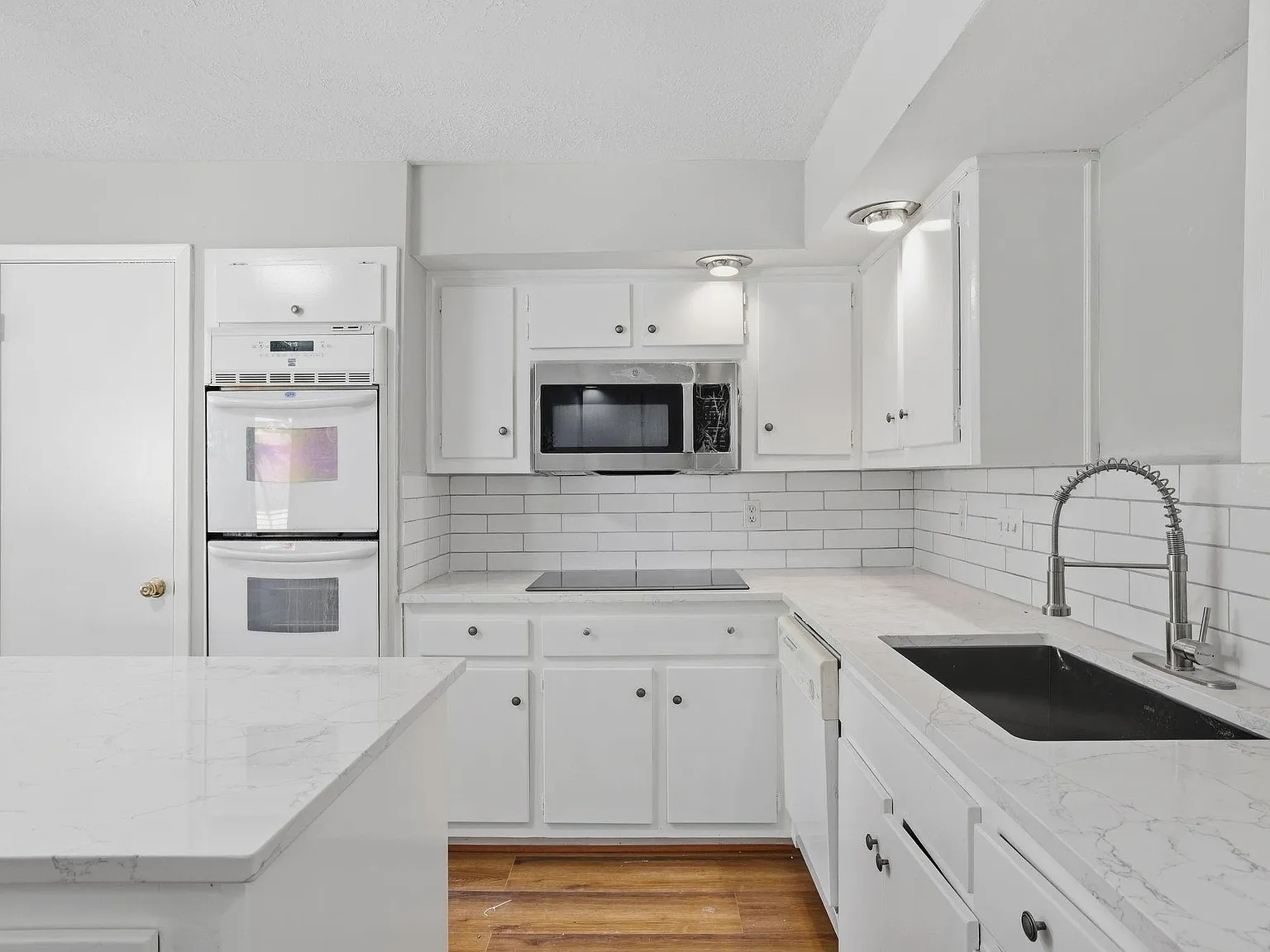 3 bed, 2.0 bath, 1938 sqft, $2,150 — Photo 3