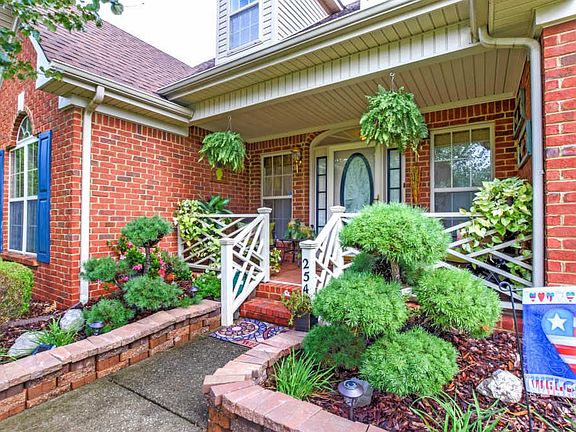 4th image of 2540 Burgess St