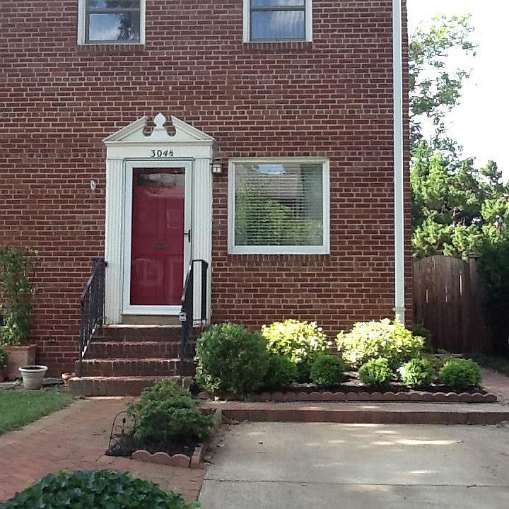 1st image of 304 1/2 E Oak St