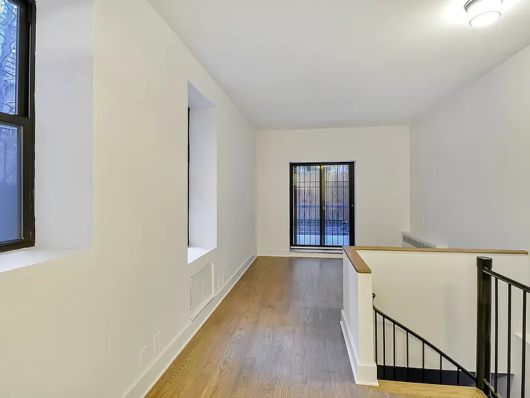 226 E 25th St #1A — Photo 3