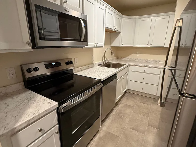 586 Franklin St — Photo 4