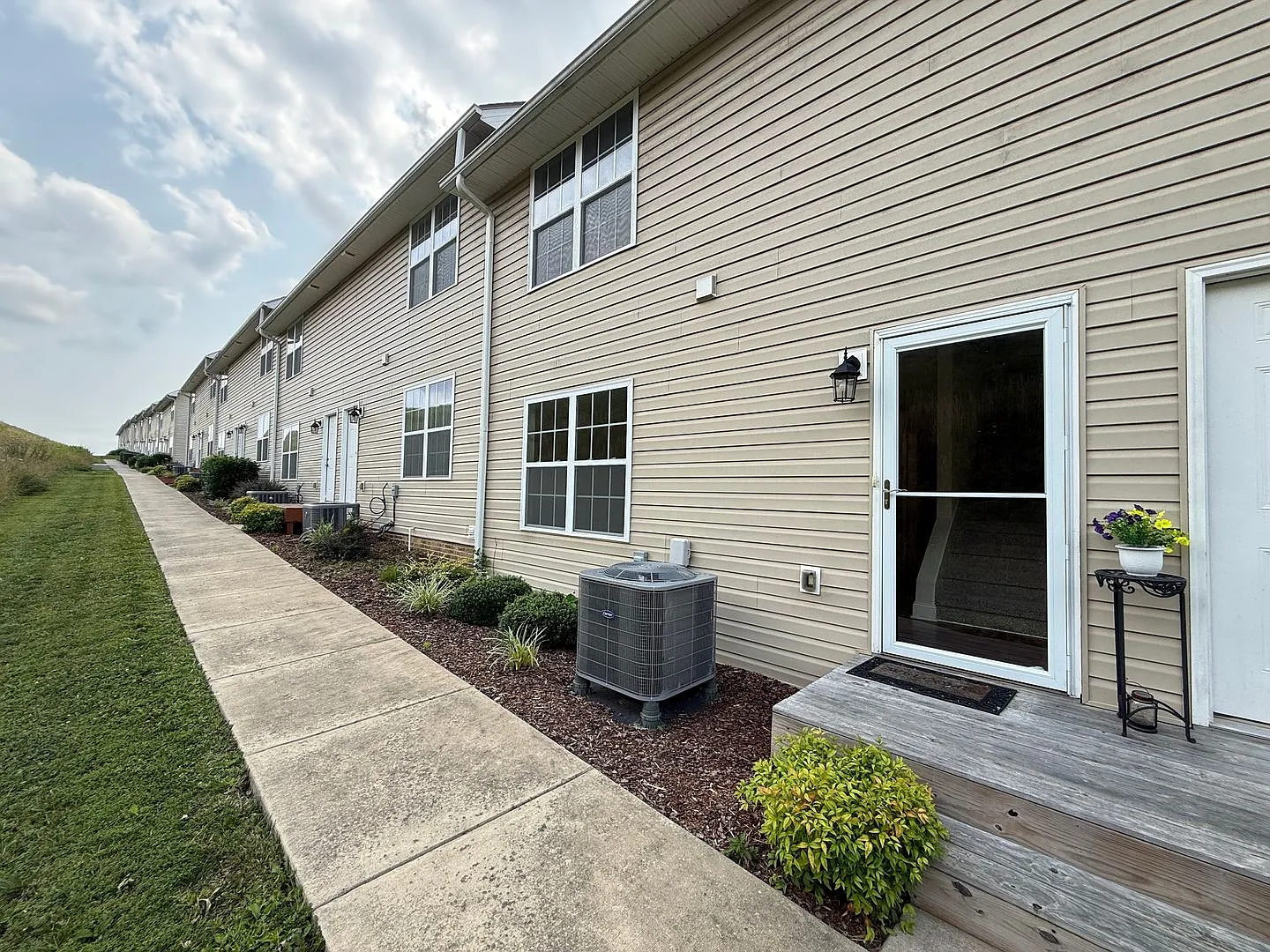 Tri level 2 bed, 2.5 bath Condo! Lakeridge School District. — Photo 2