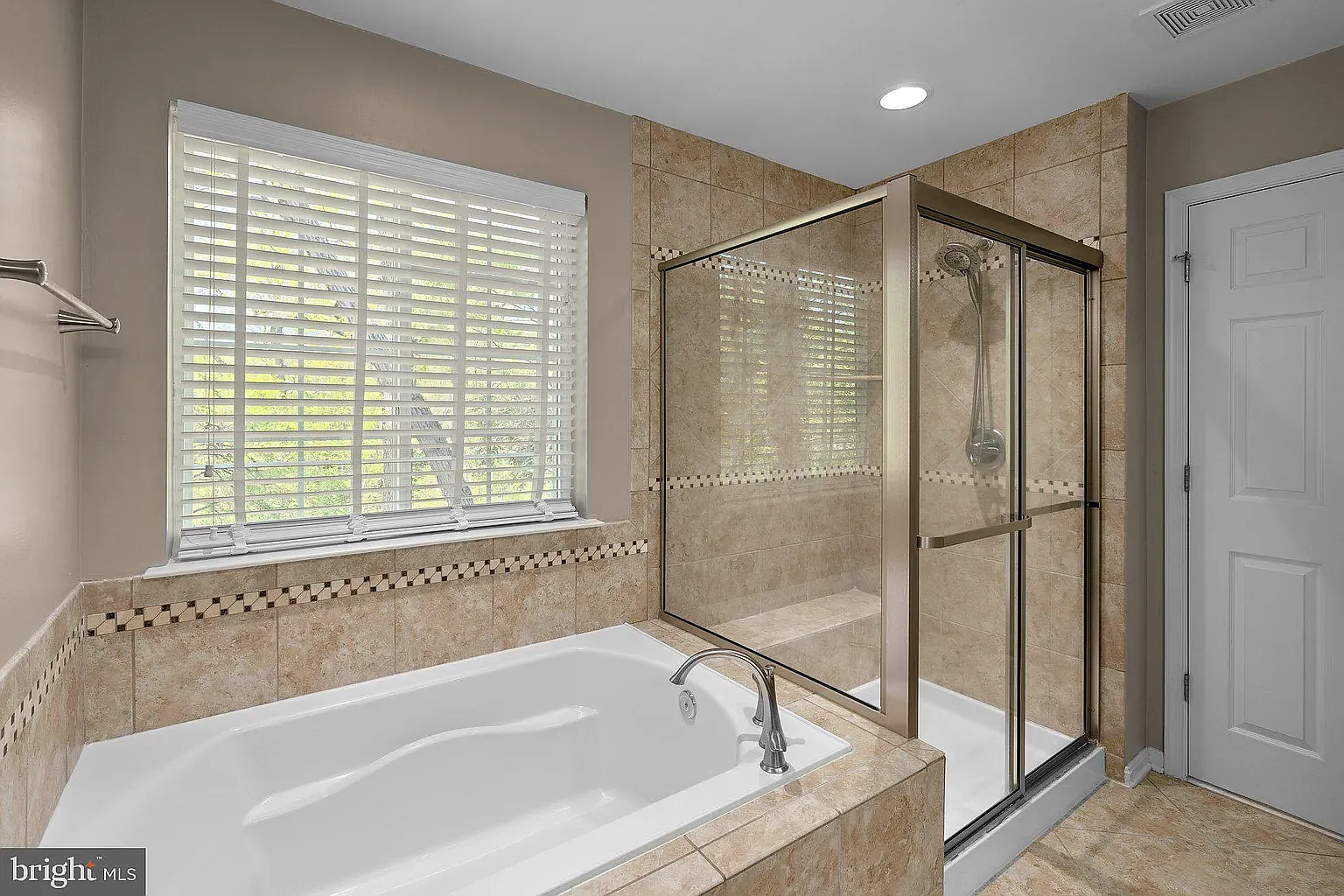 5 bed, 4.5 bath, 4028 sqft, $4,500 — Photo 1