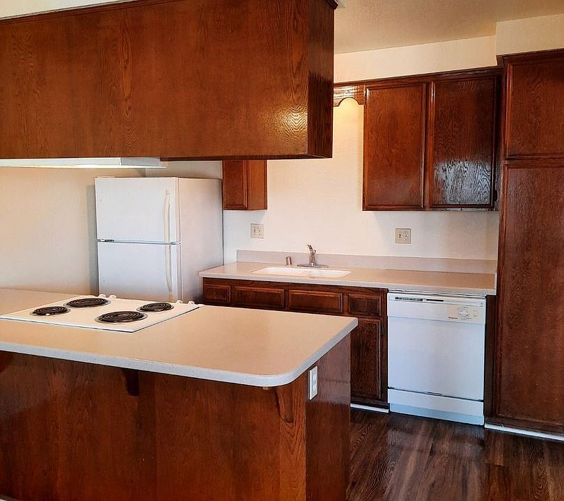1st image of 628 Millar Ave #6