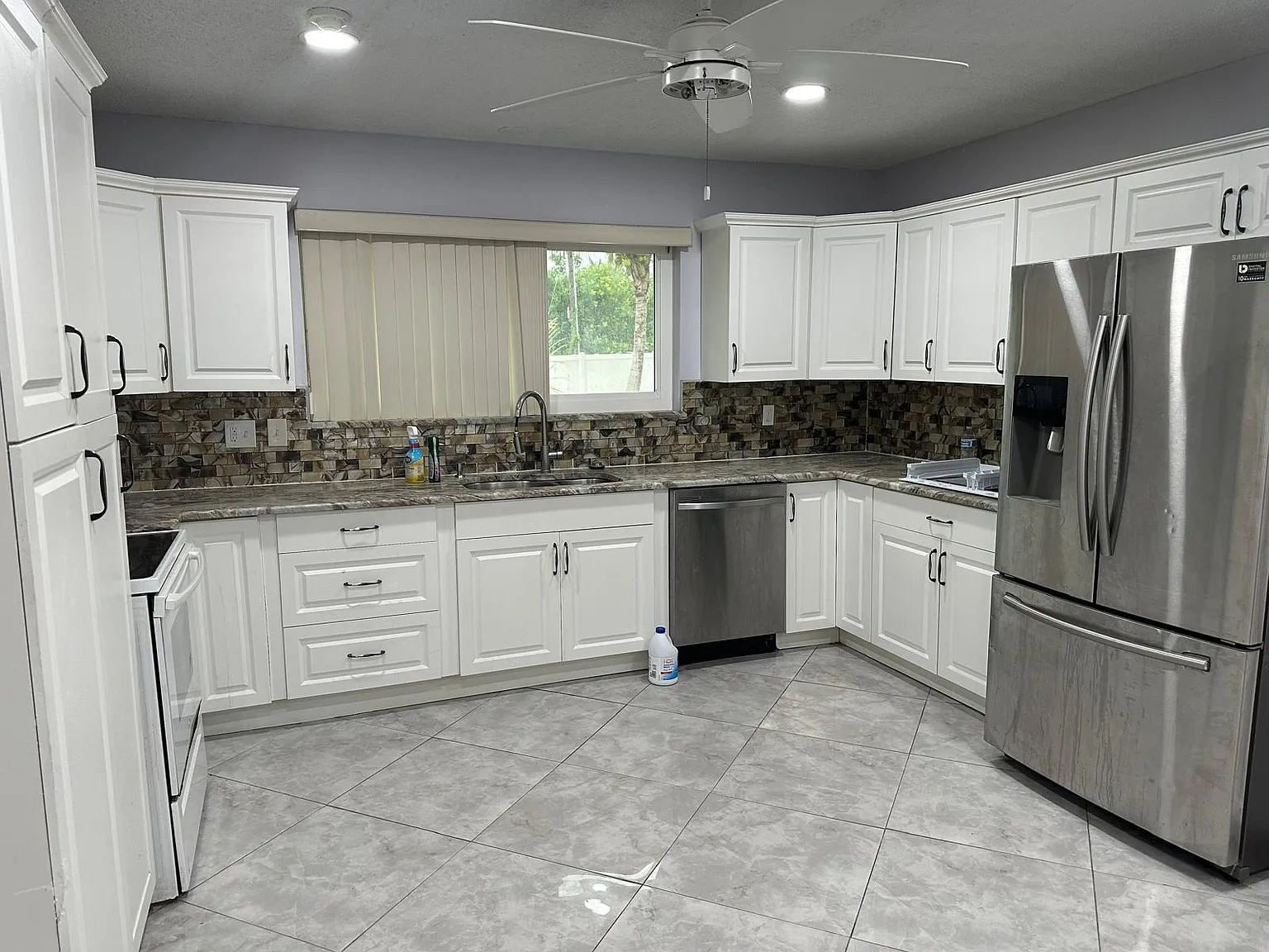 3 bed, 2.0 bath, 2400 sqft, $3,000 — Photo 3