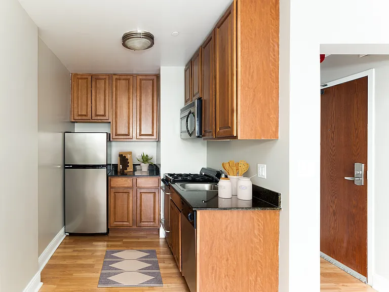 211 E. Delaware — Photo 12