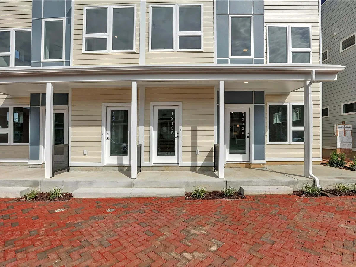 3 bed, 2.5 bath, 1834 sqft, $2,395 — Photo 3