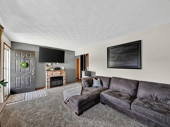 3rd image of 51882 Cheryl Dr