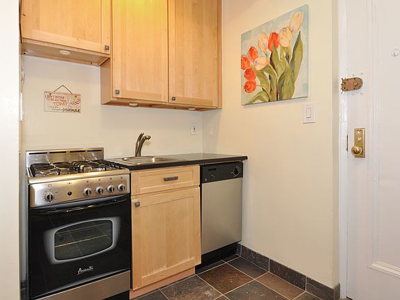 3rd image of 40 Fleetwood Ave APT 1J