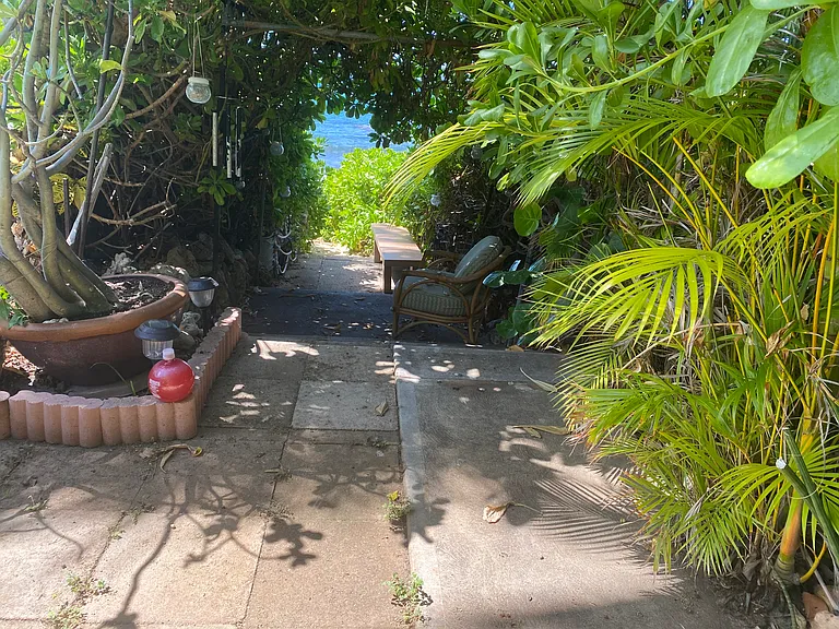 STEPS TO BEACH FROM OHANA COTTAGE.