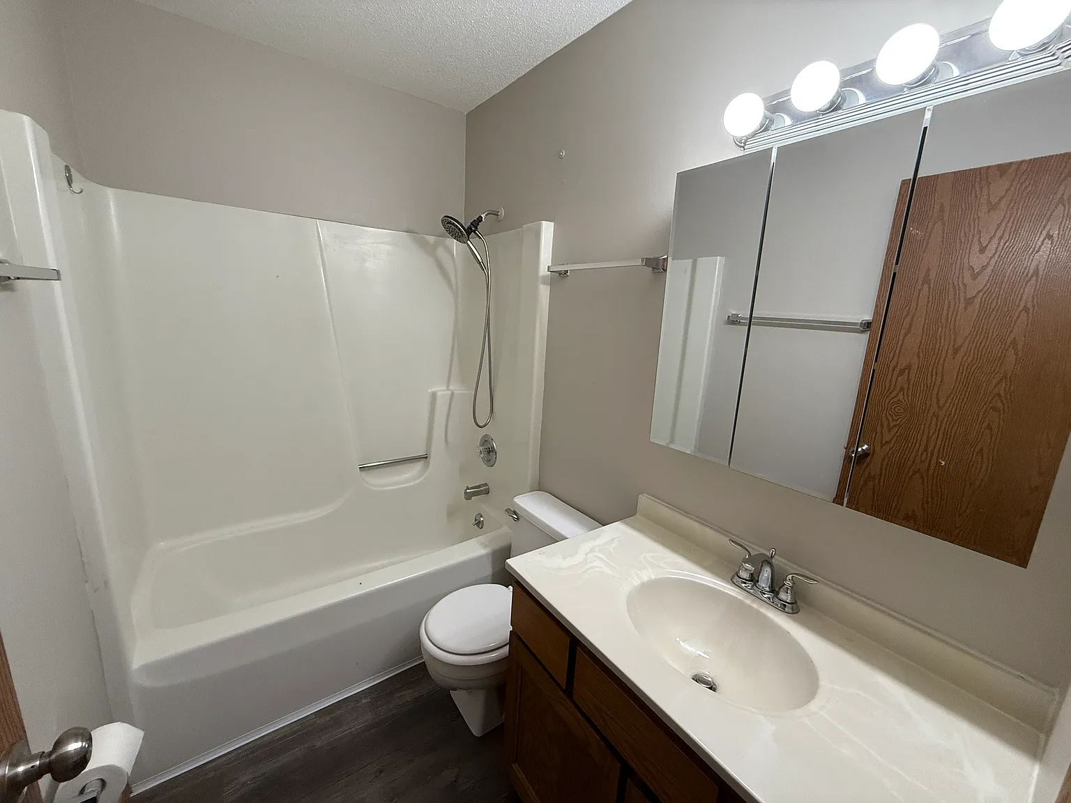 2 bed, 1000 sqft, $1,350 — Photo 2