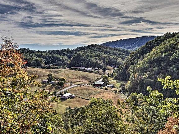 4th image of 910 Laurel Lick Rd